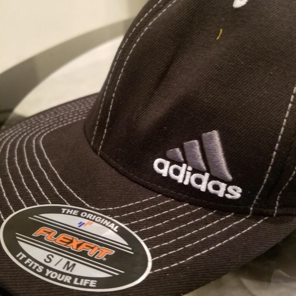 BLACK ADIDAS FLEXFIT CAP - Picture 1 of 2